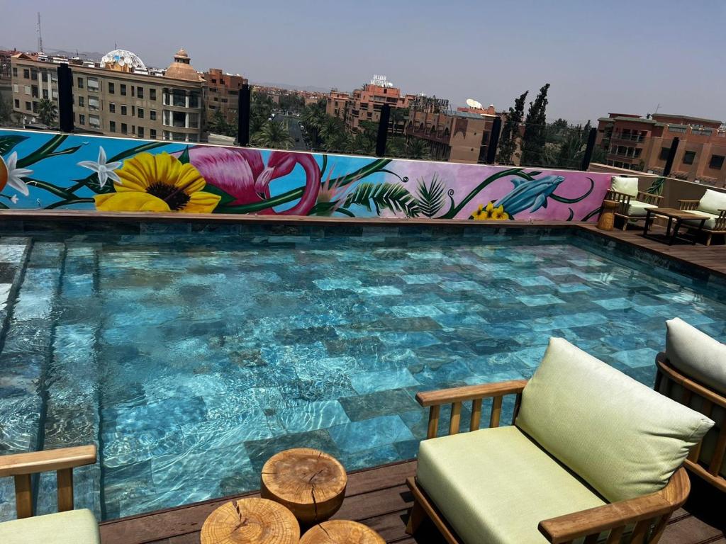 Bazén v ubytování Hotel Le Rocher Marrakech nebo v jeho okolí