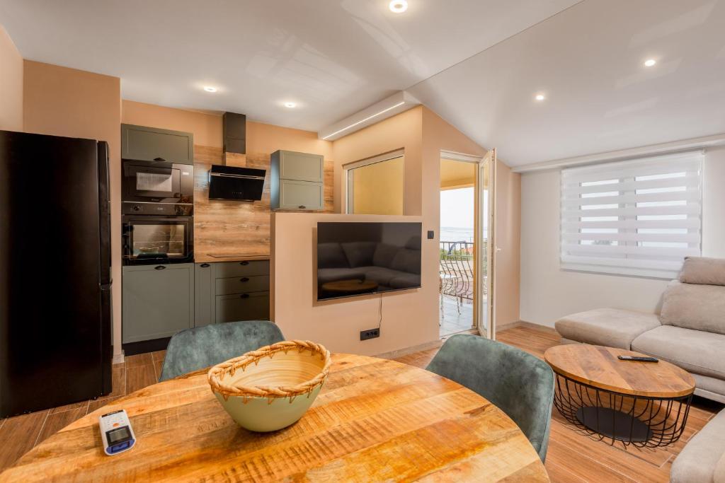 Adastra apartments with private parking, sea view and floor heating