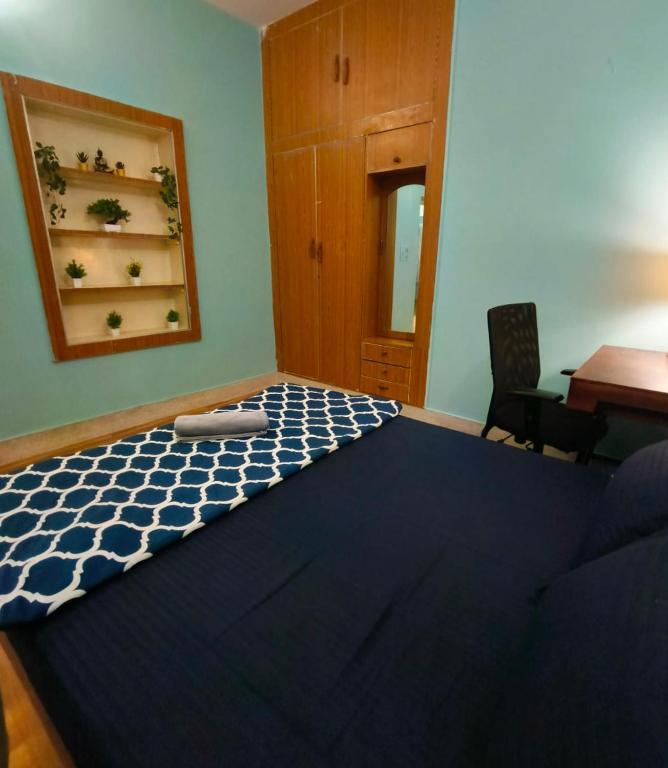 Postel nebo postele na pokoji v ubytování HomeStayz Blossom