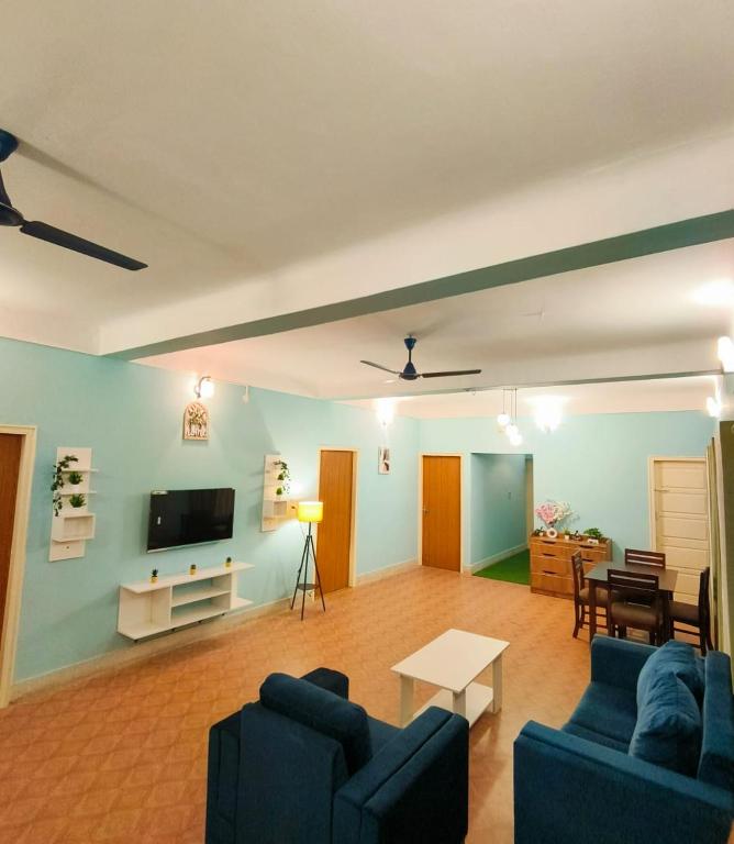 TV a/nebo společenská místnost v ubytování HomeStayz Blossom