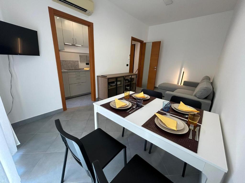 una cucina e un soggiorno con tavolo e sedie di Riviera Comfort Homes a Sanremo