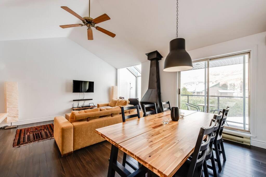 a living room with a table and a couch at La Familliale 69 - 3 chambres - 7 personnes in Saint-Férréol-les-Neiges