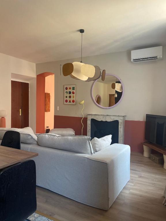 - un salon avec un canapé blanc et un miroir dans l'établissement Superbe appartement 2 chambres plein centre, à Ajaccio