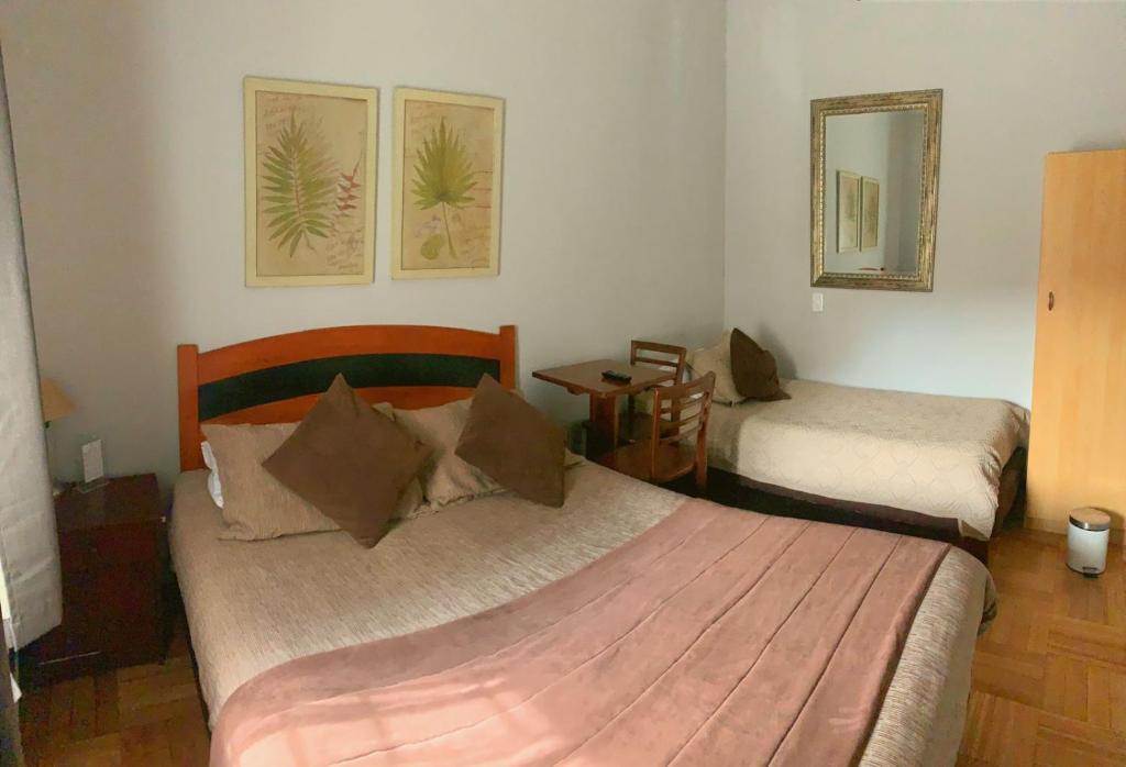 Postel nebo postele na pokoji v ubytování Hotel Universitario