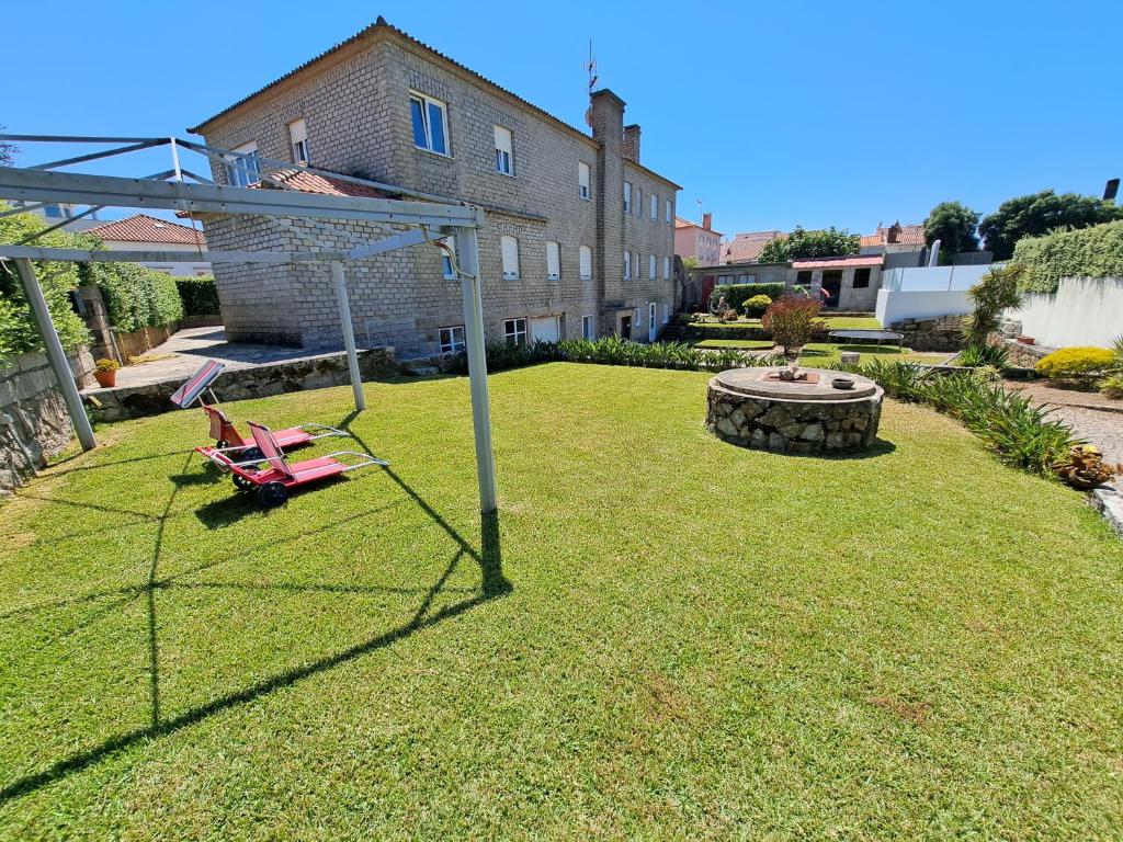 a yard with a hammock in the grass at Casa dos Paralelos in Moledo