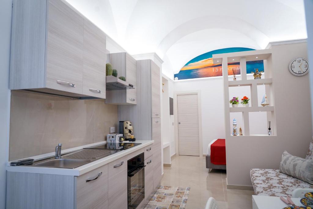 卡塔尼亚I tre fanciulli的带水槽和台面的厨房