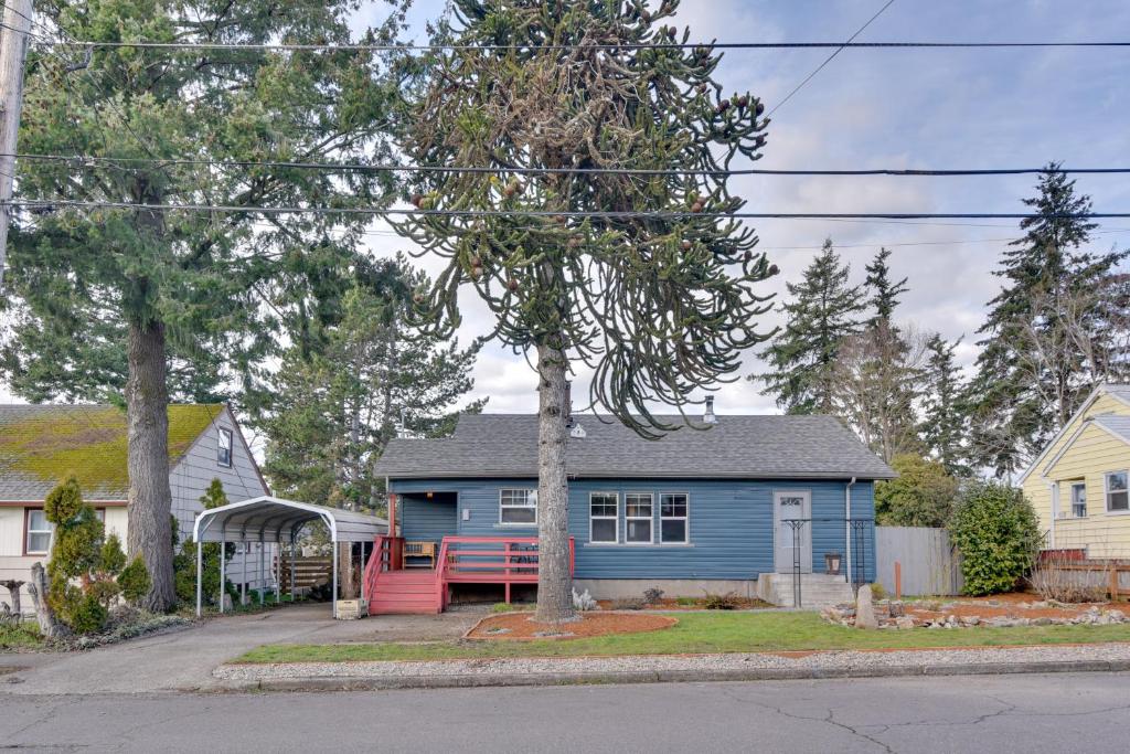una casa azul con un banco rojo delante de ella en Charming Historic Portland Home Near Downtown, en Portland