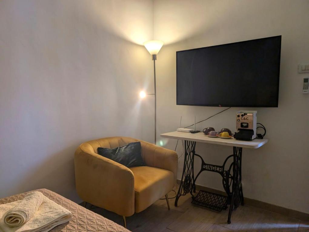 TV a/nebo společenská místnost v ubytování N amuri room a due passi del mare