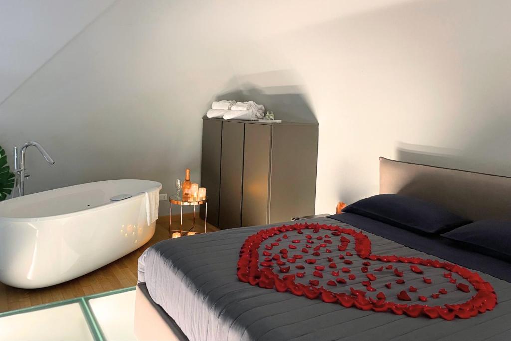 Łóżko lub łóżka w pokoju w obiekcie Jacuzzi Luxury Apartment in the Town Centre