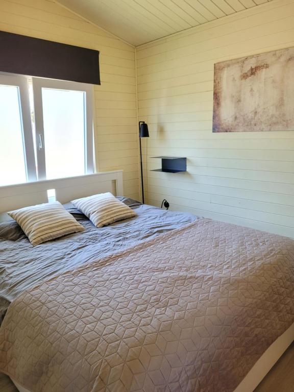 Postel nebo postele na pokoji v ubytování Rustig gelegen chalet Solvo met terras aan het water