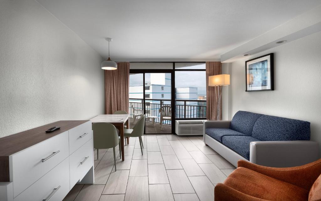 Captain's Quarters Resort photo