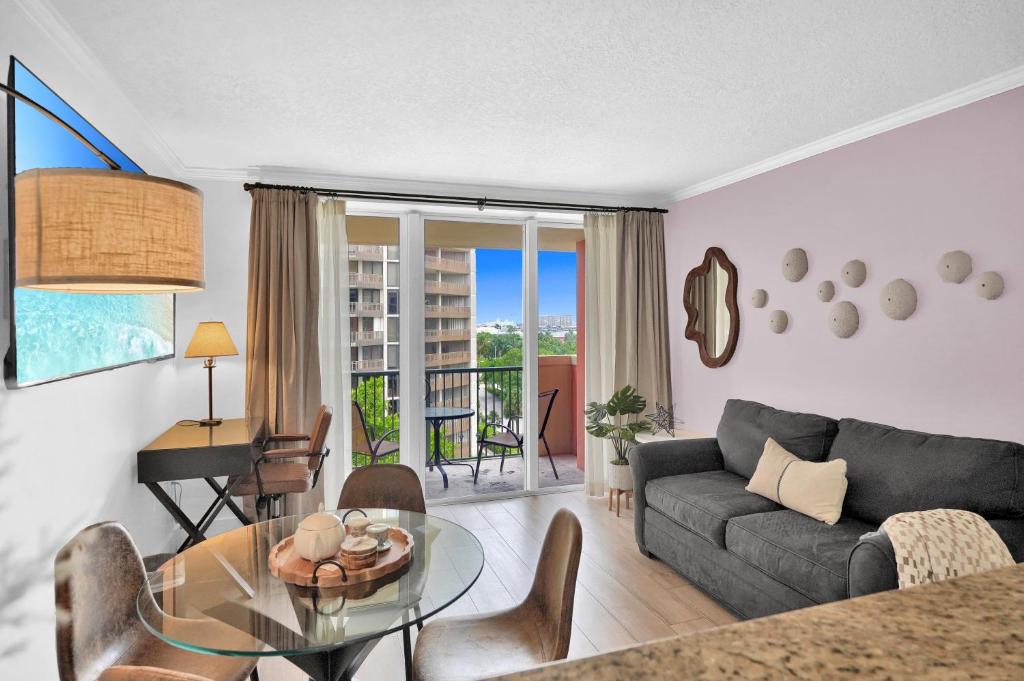 マイアミにあるSerene Cozy Retreat with Balcony Free Parkingのソファとガラスのテーブルのあるリビングルーム
