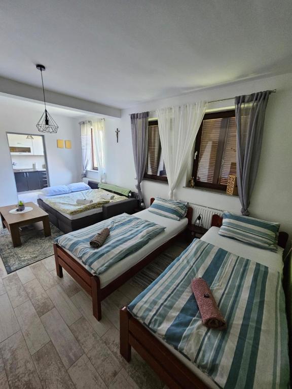 Postel nebo postele na pokoji v ubytování Studio apartman Dora