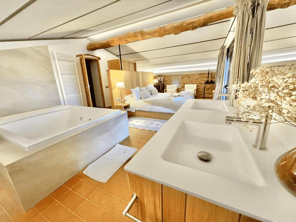 Postel nebo postele na pokoji v ubytování Masia de Queralt Luxury Casa Rural Spa y Vistas