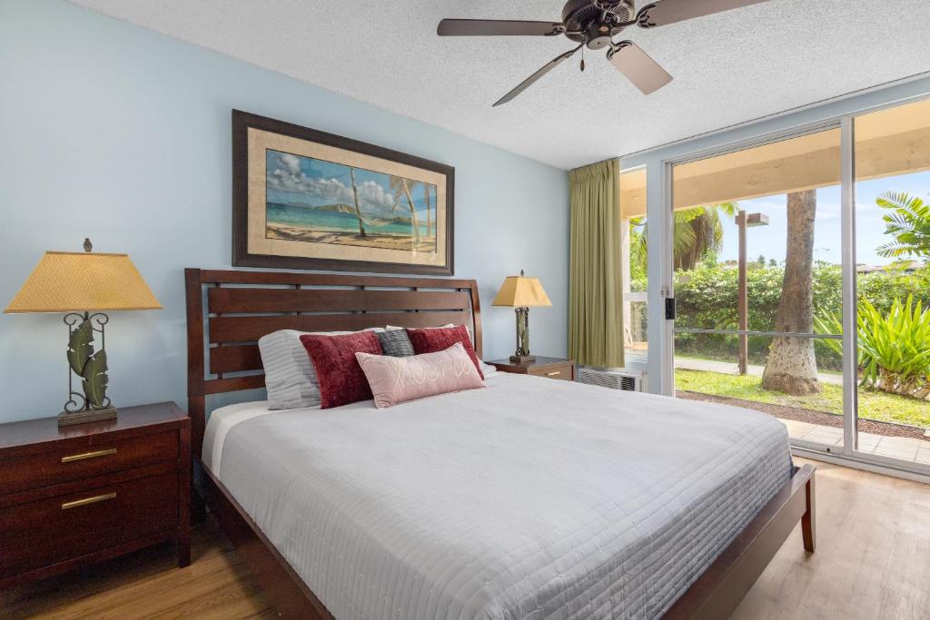 En eller flere senge i et værelse på MBH109 Charming & Updated Maui Banyan 2 Bath