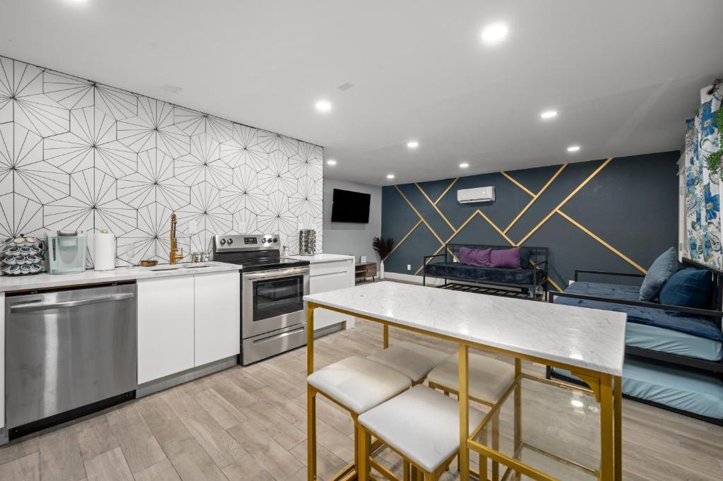 Køkken eller tekøkken på Comfortable 2BR Uptown Escape with Free Park