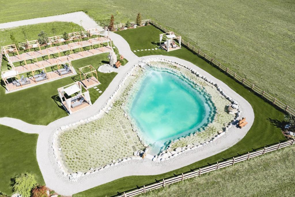 Bazén v ubytování Traumhotel Alpina Superior --Luxushotel mit Badesee nebo v jeho okolí