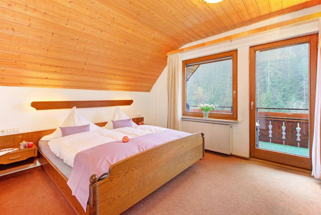 Postel nebo postele na pokoji v ubytování Decker's Bio Hotel zum Lamm