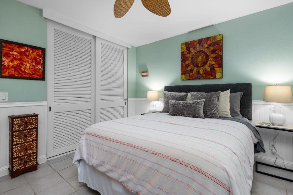 um quarto com uma cama grande e paredes azuis em MV2104 Welcoming Tropical Get-Away at the Pool em Kihei