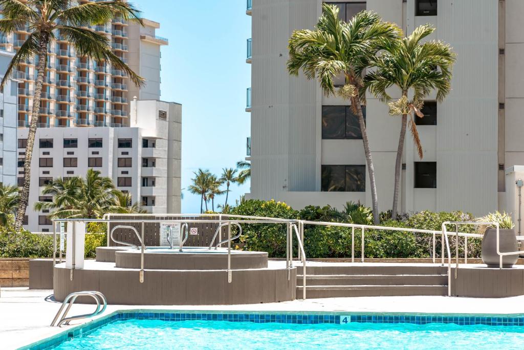 Bazén v ubytování Ocean View Oasis with Free Parking, A Waikiki Gem! nebo v jeho okolí