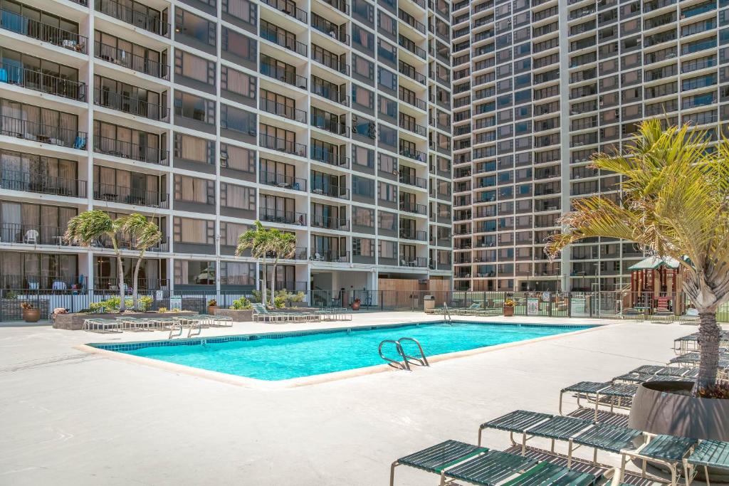 Bazén v ubytování Ocean View Oasis with Free Parking, A Waikiki Gem! nebo v jeho okolí