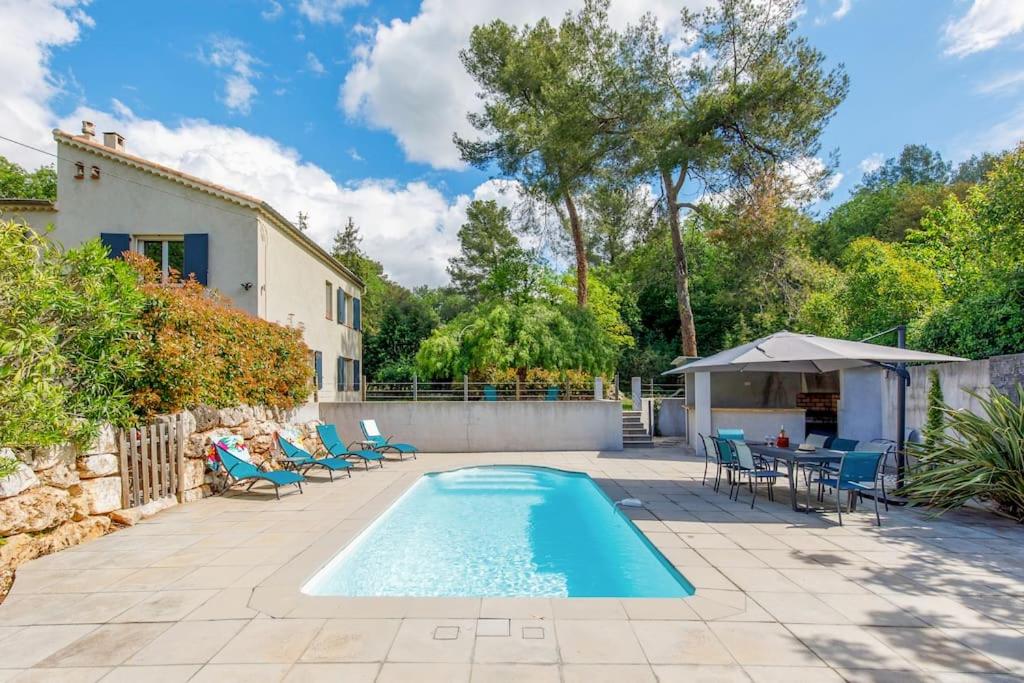 - une piscine dans une cour avec des chaises et une table dans l'établissement Welcome to Villa Gerlou, à Roquefort-les-Pins