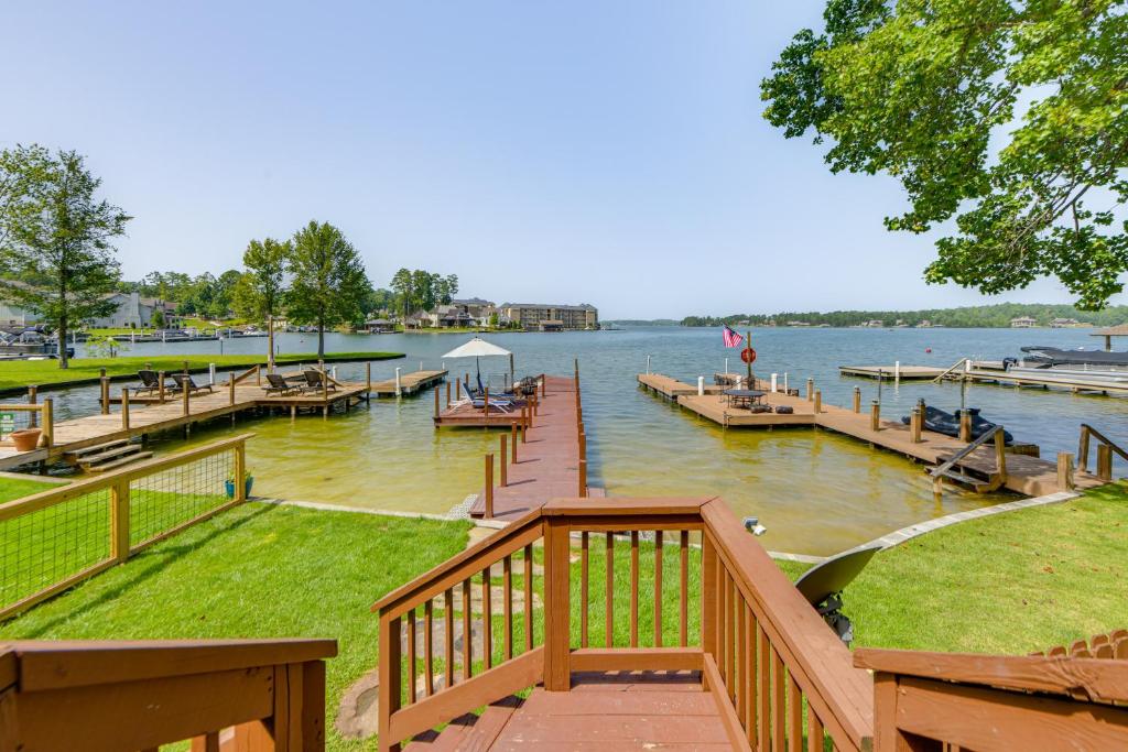 un muelle en un lago con barcos en el agua en Lakefront Dadeville Villa with Deck and Private Dock!, en Dadeville