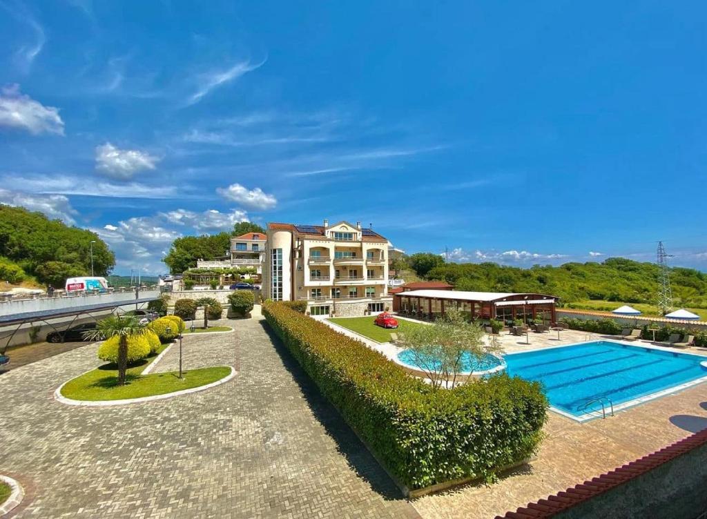 Bazén v ubytování Apart Hotel Llolla nebo v jeho okolí