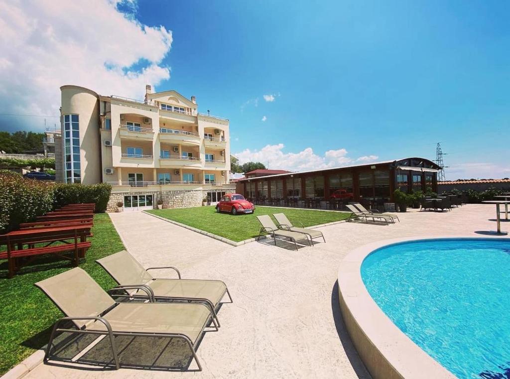 Bazén v ubytování Apart Hotel Llolla nebo v jeho okolí