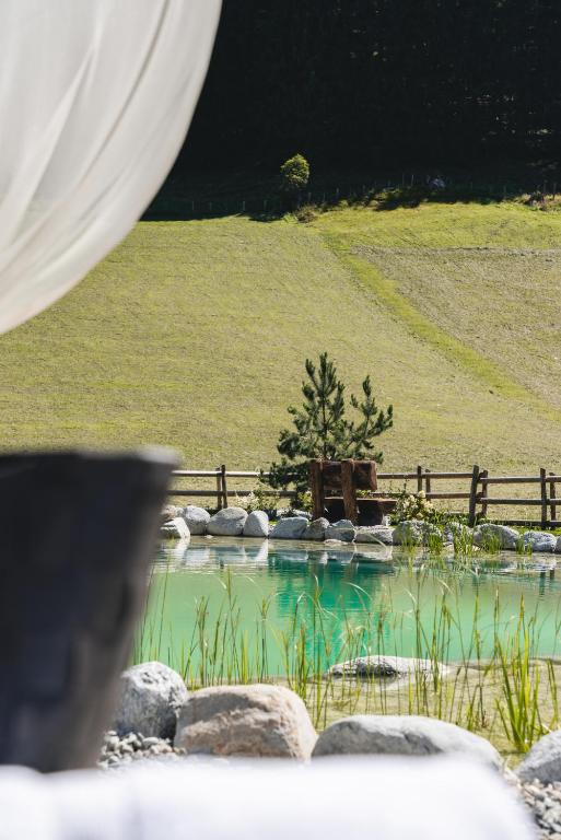 Bazén v ubytování Traumhotel Alpina Superior --Luxushotel mit Badesee nebo v jeho okolí