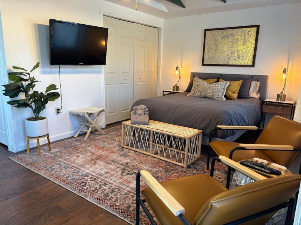 Μια τηλεόραση ή/και κέντρο ψυχαγωγίας στο Cozy Cottage Close to Downtown COS