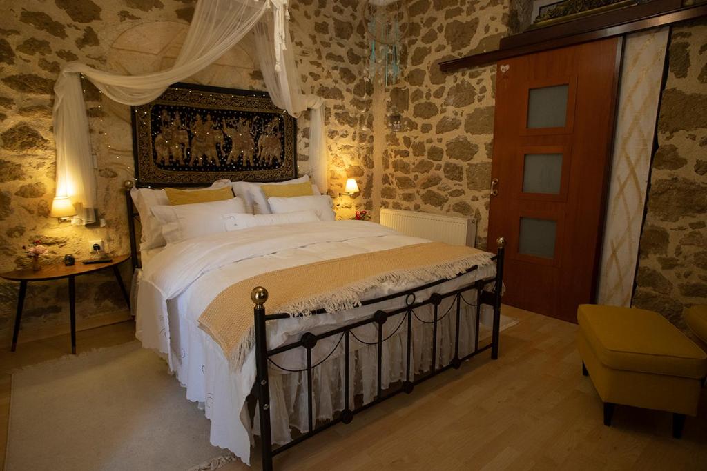 Posteľ alebo postele v izbe v ubytovaní Stone suite in the center of Corinth
