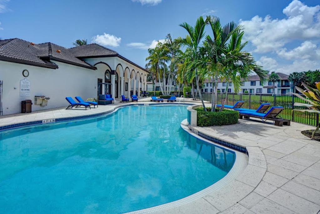 Bazén v ubytování Newly renovated Townhome with King bed nebo v jeho okolí