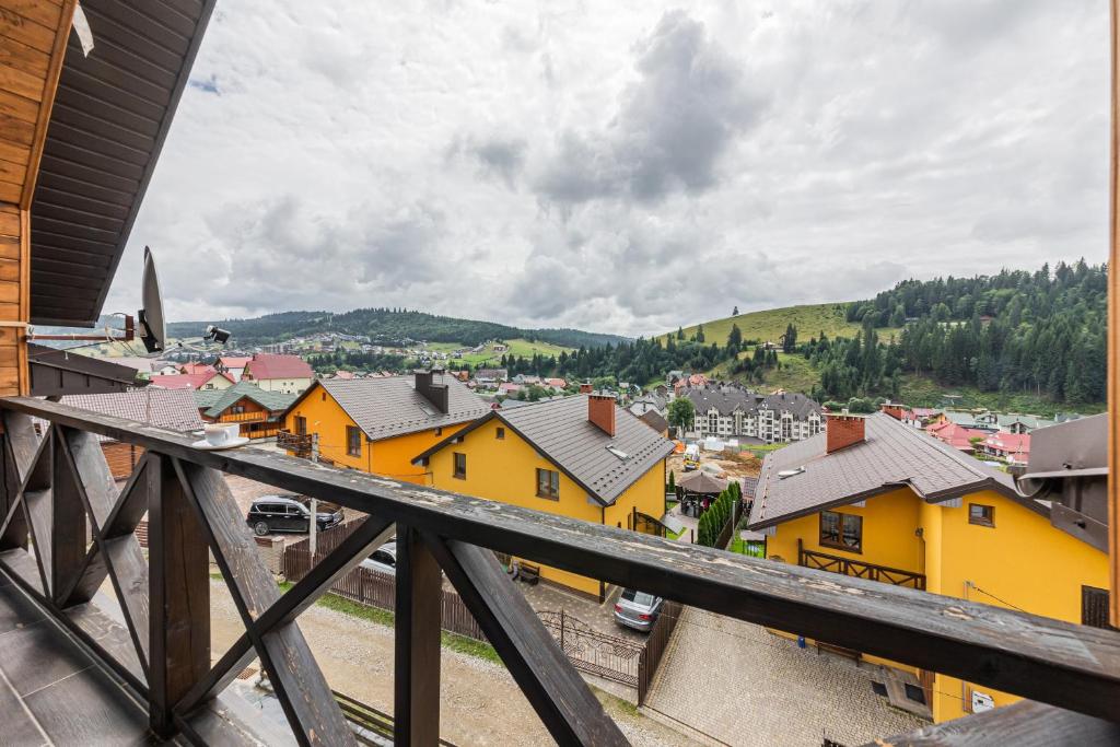 una vista de un pueblo con casas amarillas en Haya Villa, en Bukovel