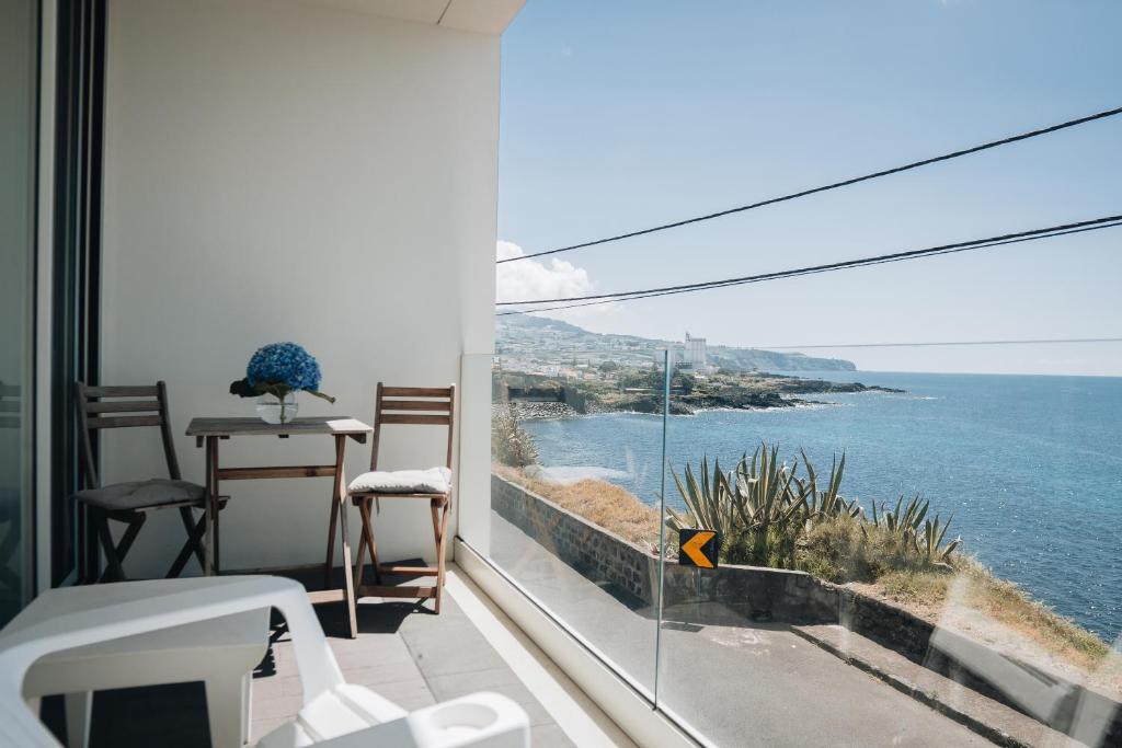 a room with a view of the ocean at Sea & Rocks 15 - House in Lagoa