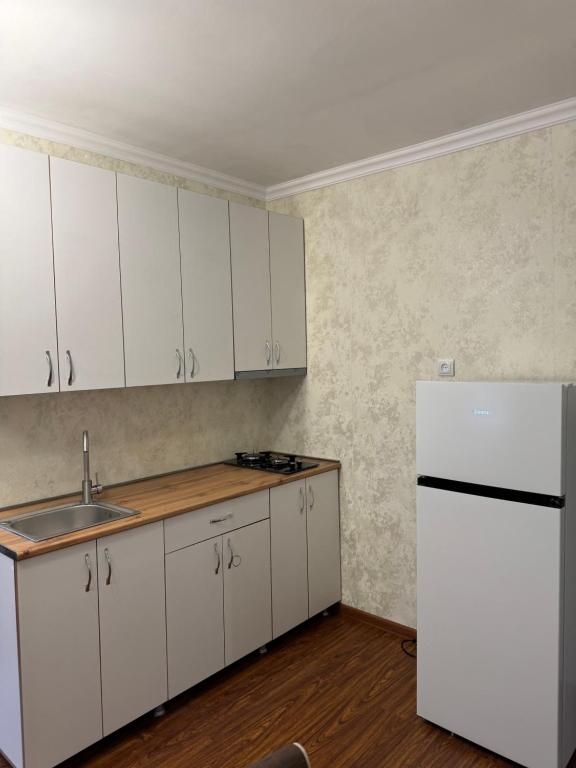 Kuchyň nebo kuchyňský kout v ubytování Evergreen Surami Hotel