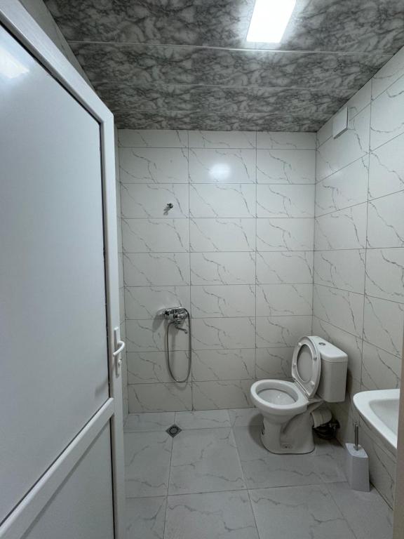 Koupelna v ubytování Evergreen Surami Hotel