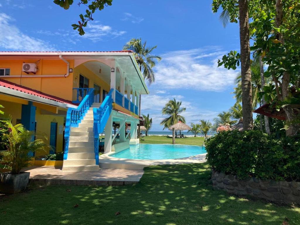 Bazén v ubytování Las Lajas Beach Resort nebo v jeho okolí