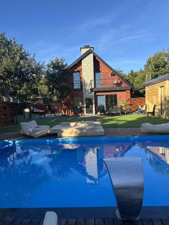 una gran piscina frente a una casa en Villa Marbella, en Pristina