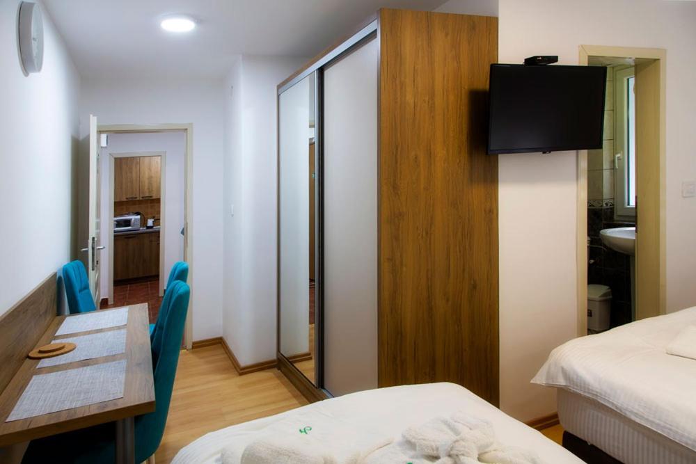Postel nebo postele na pokoji v ubytování Aparmani Lucky