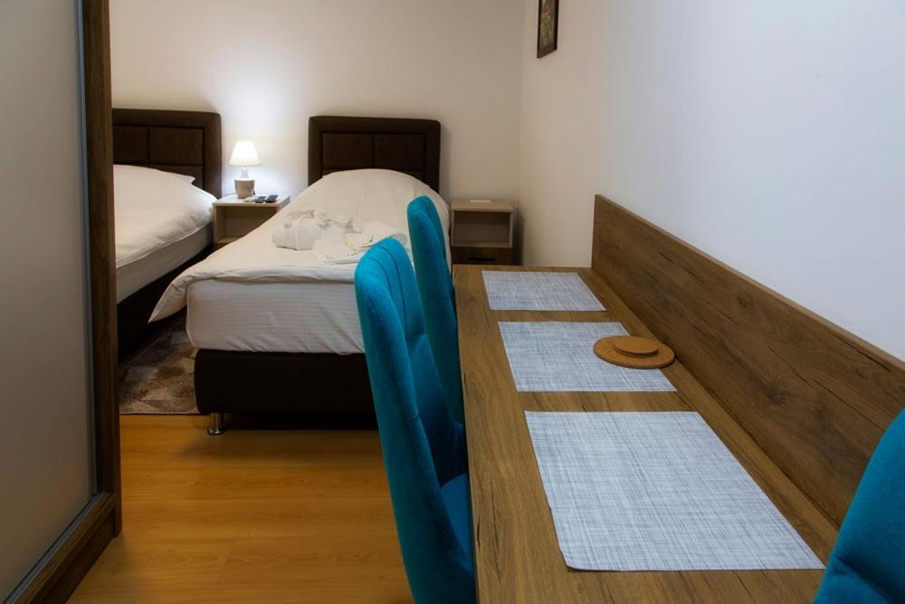 Postel nebo postele na pokoji v ubytování Aparmani Lucky