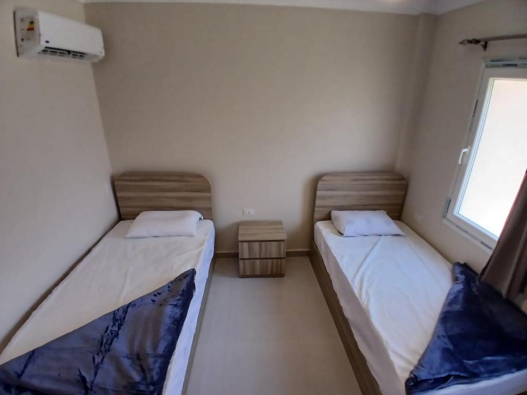 Mountain View Sokhna 1, Villa 4 Bedrooms, Direct to Pool, 300 M to Beach & Dayra Camp, Families ONLY客房内的一张或多张床位