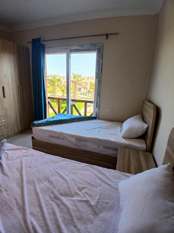 Mountain View Sokhna 1, Villa 4 Bedrooms, Direct to Pool, 300 M to Beach & Dayra Camp, Families ONLY客房内的一张或多张床位