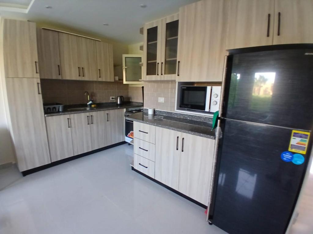 Mountain View Sokhna 1, Villa 4 Bedrooms, Direct to Pool, 300 M to Beach & Dayra Camp, Families ONLY的厨房或小厨房