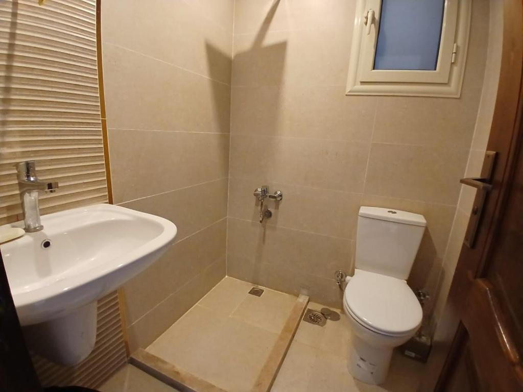 Mountain View Sokhna 1, Villa 4 Bedrooms, Direct to Pool, 300 M to Beach & Dayra Camp, Families ONLY的一间浴室