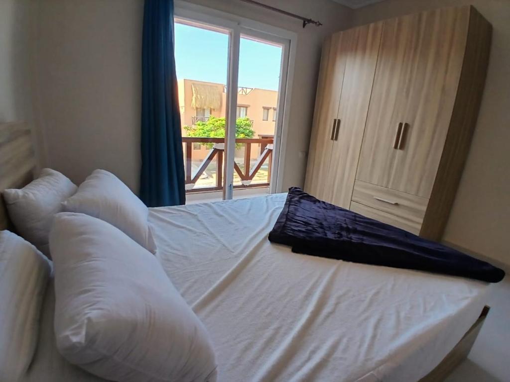 Mountain View Sokhna 1, Villa 4 Bedrooms, Direct to Pool, 300 M to Beach & Dayra Camp, Families ONLY客房内的一张或多张床位