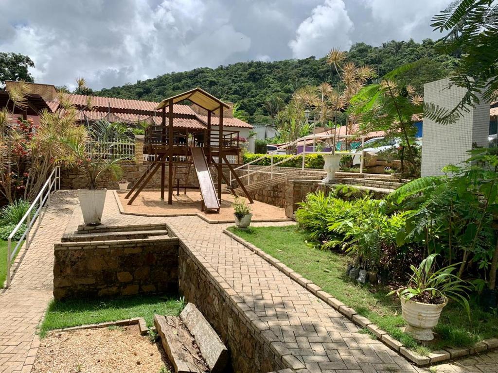 ein Park mit einem Spielplatz mit Schaukel in der Unterkunft Casa mobiliada em Viçosa do Ceará em condomínio in Viçosa do Ceará