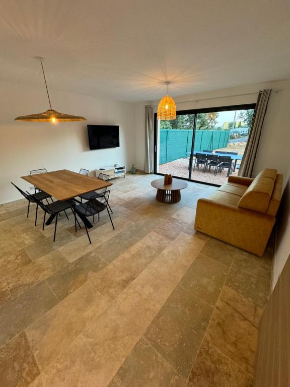 un salon avec une table et un canapé dans l'établissement Villa roche blanche 1, à La Verdière