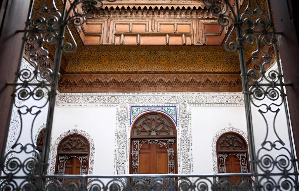 un ingresso a una casa con due porte e un balcone di Dar El Arfaoui a Fes