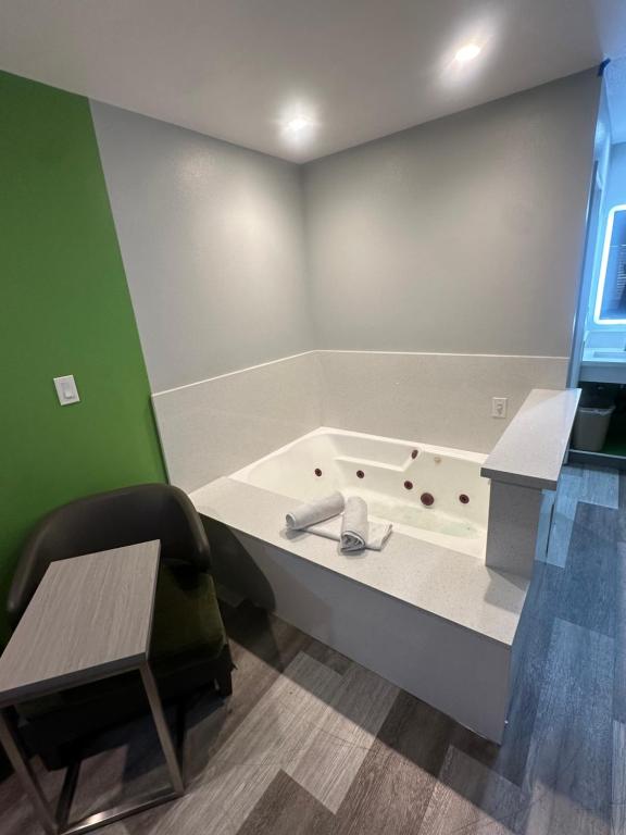 Garden Inn San Gabriel - King Room Met Spa Bad